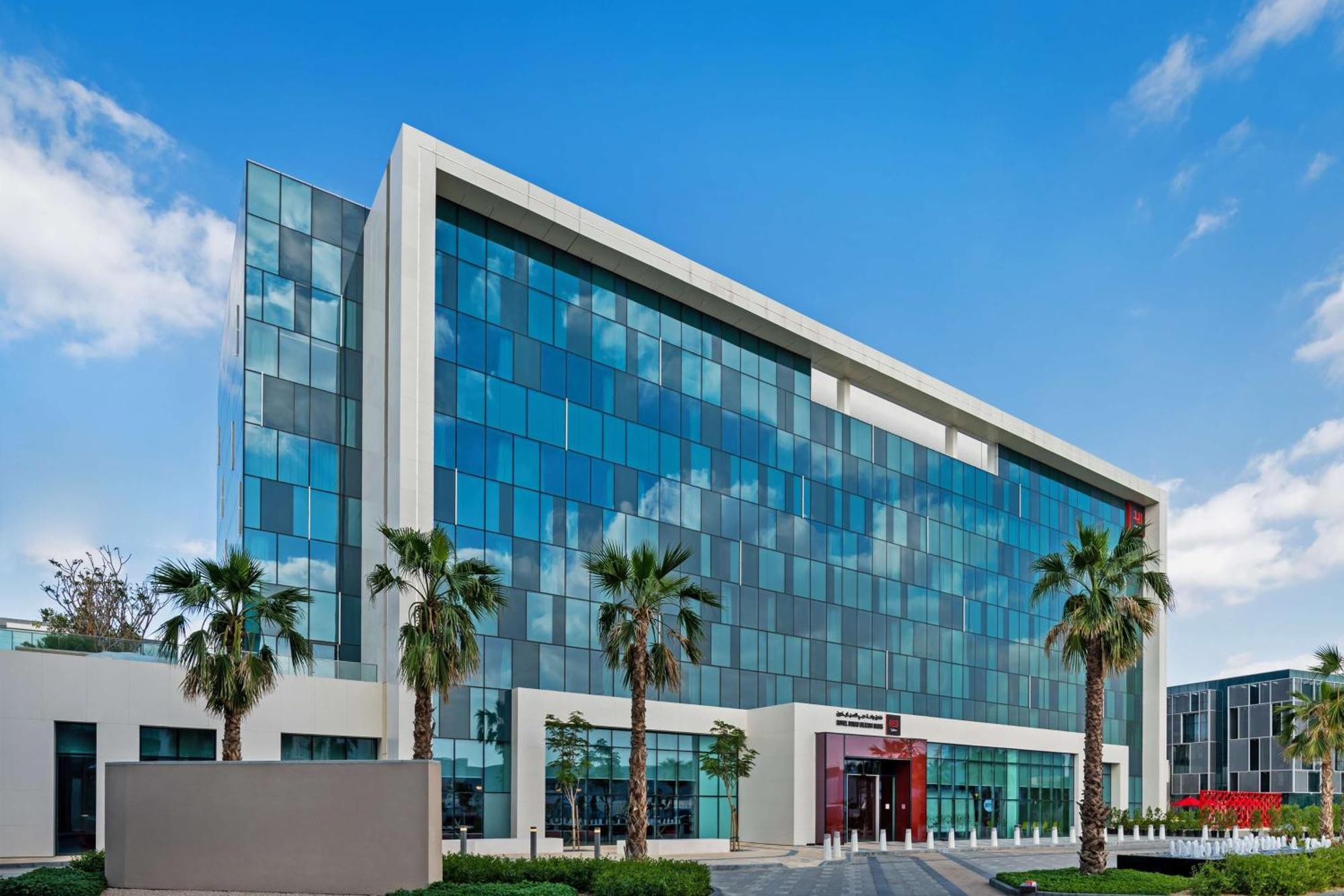 Готель Radisson Red Dubai Silicon Oasis Екстер'єр фото